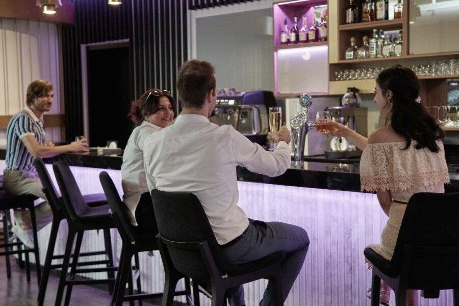 Yotel Istanbul Airport hotel (airside) , bar