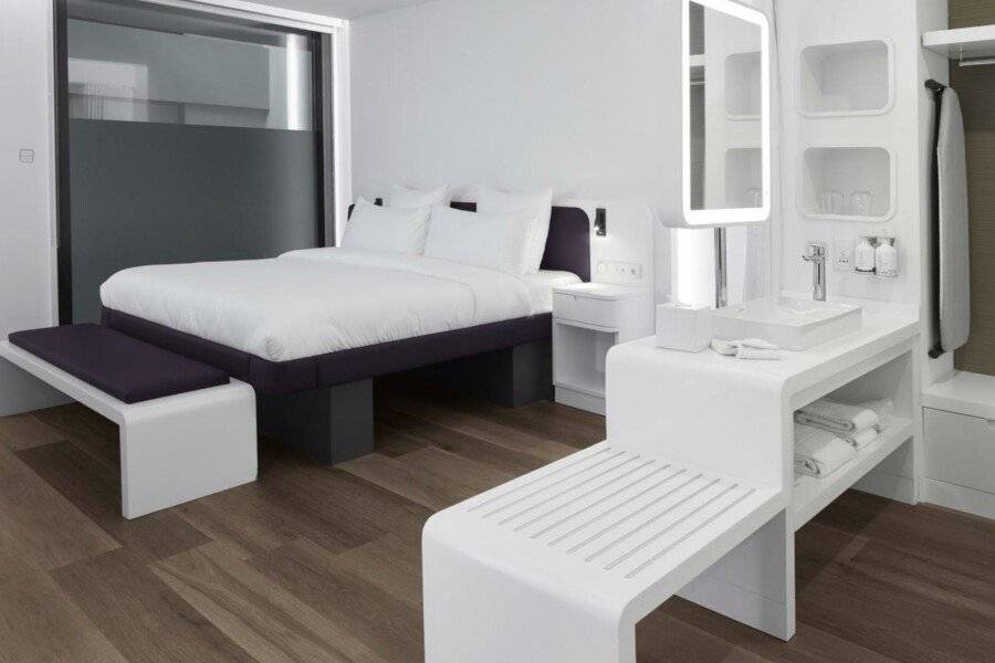 Yotel Istanbul Airport hotel (landside) hotel bedroom