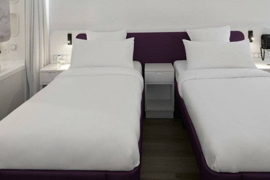 Yotel Istanbul Airport hotel (landside) hotel bedroom