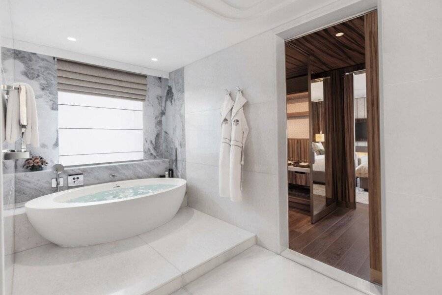 Mandarin Oriental Bosphorus bathtub