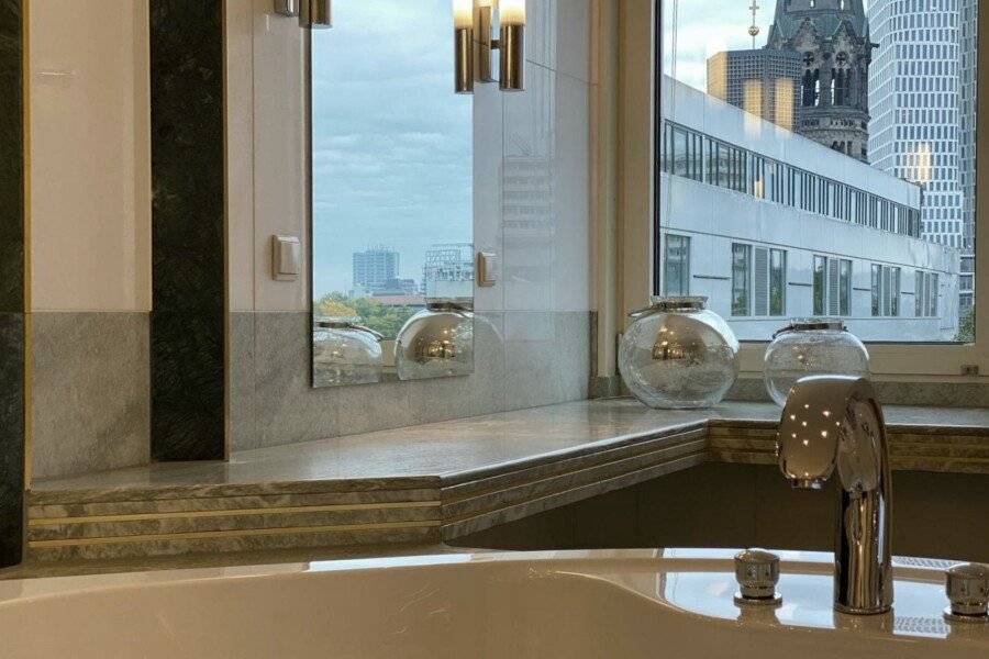 Hotel Palace Berlin bathtub,ocean view