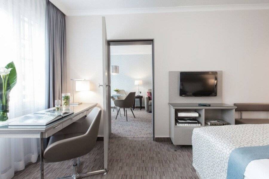 Crowne Plaza Berlin City Centre Ku'damm hotel bedroom