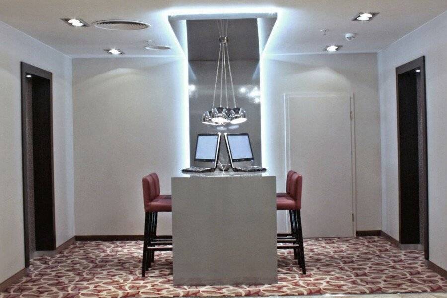 Crowne Plaza Berlin City Centre Ku'damm lobby,front desk