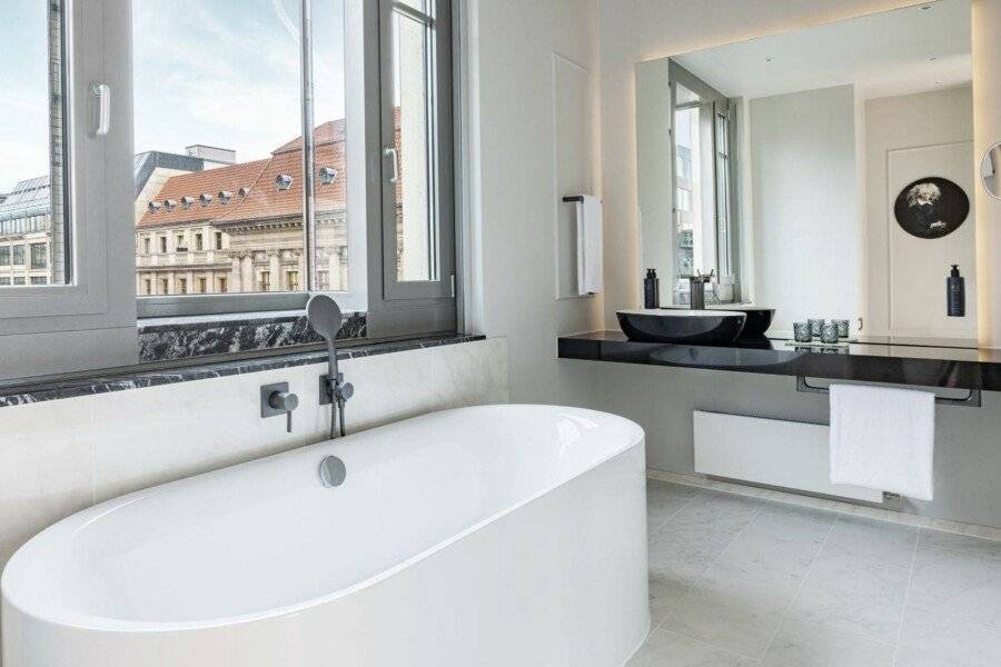 Hotel Luc, Autograph Collection bathtub