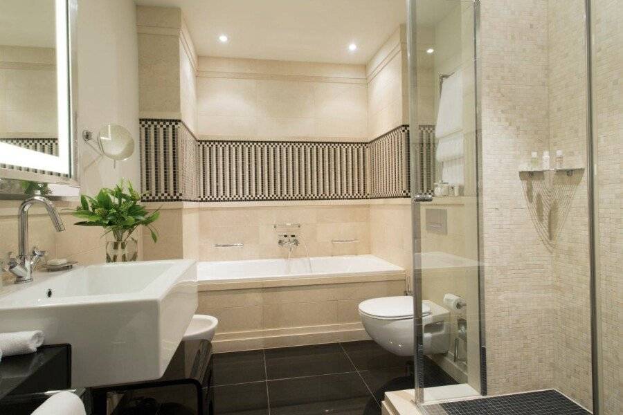 Rocco Forte Hotel De Rome bathtub