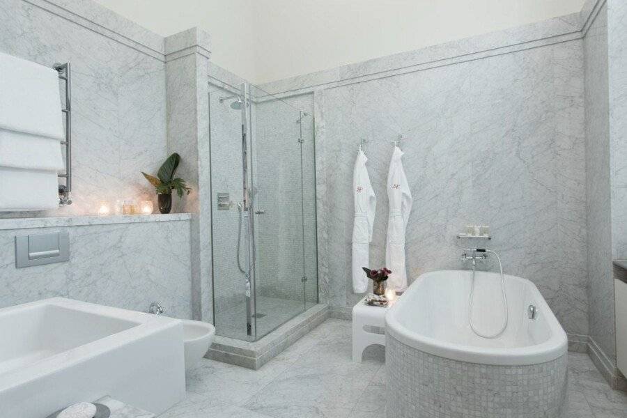 Rocco Forte Hotel De Rome bathtub,spa