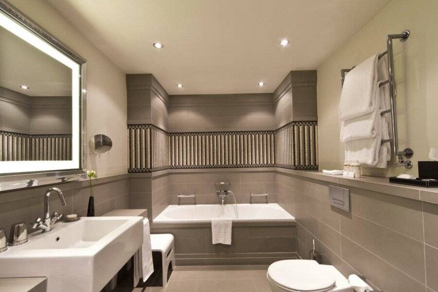 Rocco Forte Hotel De Rome bathtub