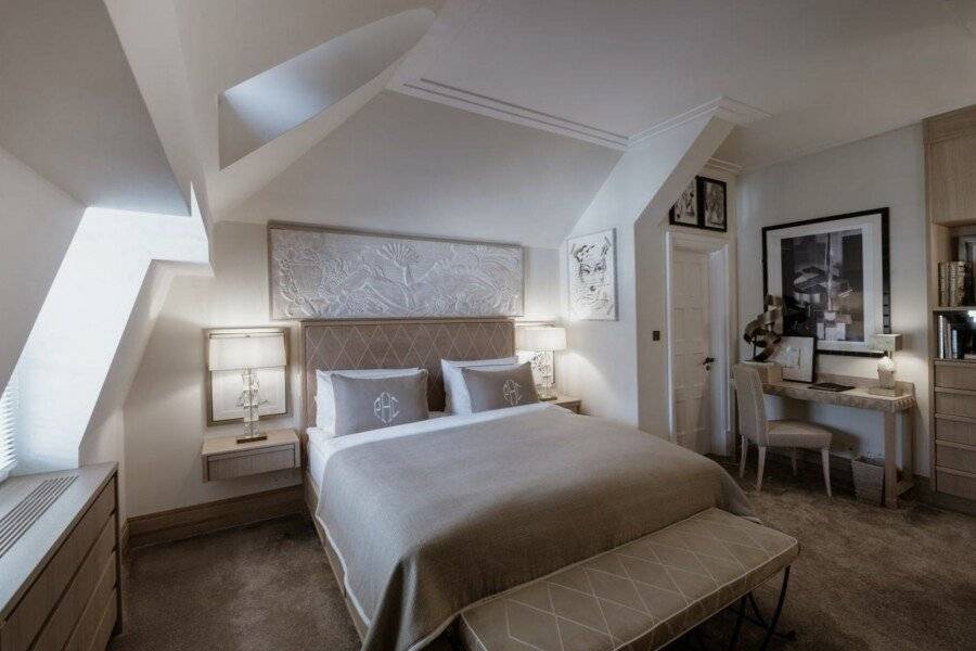 Schlosshotel Berlin by Patrick Hellmann hotel bedroom