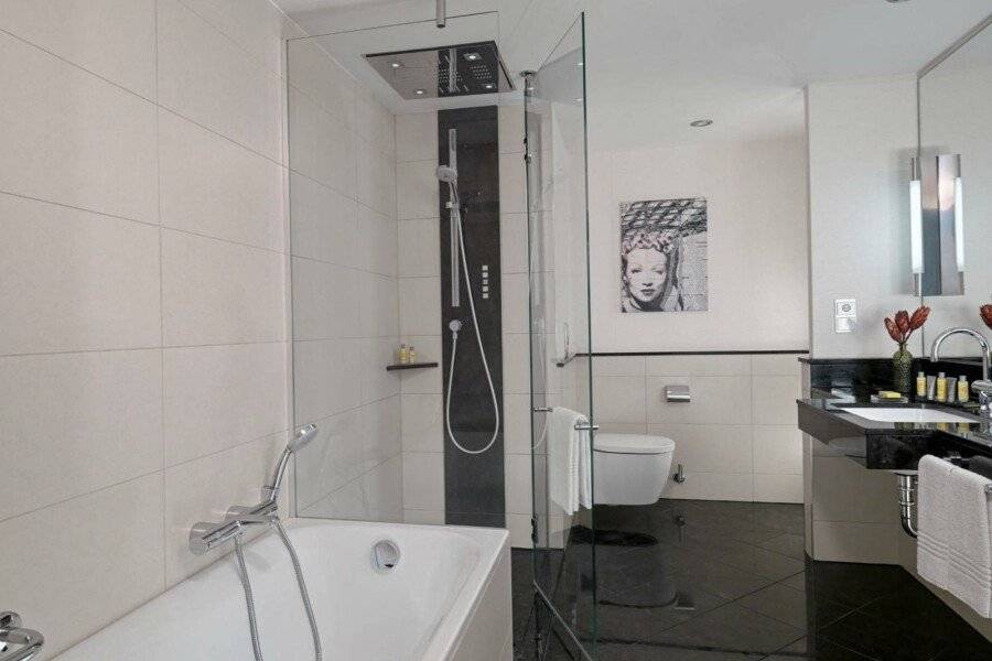 Berlin Marriott Hotel bathtub,spa