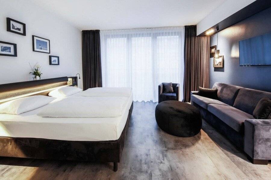 Lindemann's hotel bedroom