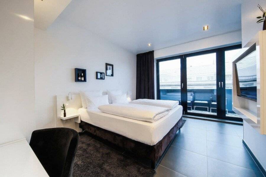 Lindemann's hotel bedroom,balcony