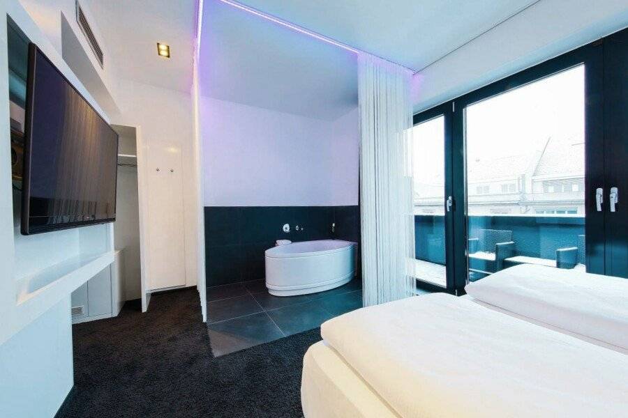 Lindemann's hotel bedroom,jacuzzi,balcony