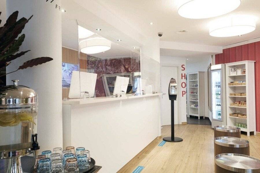 Scandic Kurfürstendamm lobby, front desk