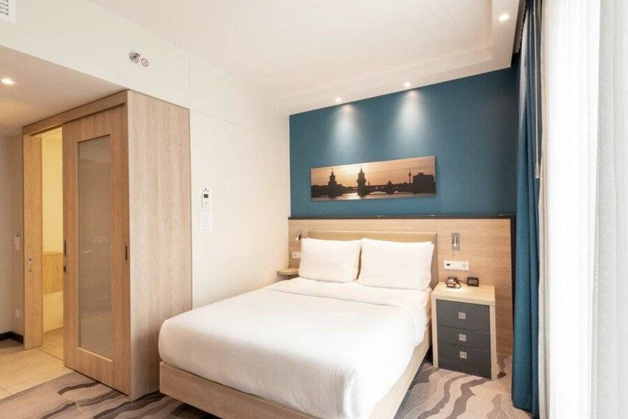 Hampton by Hilton City Centre Alexanderplatz hotel bedroom