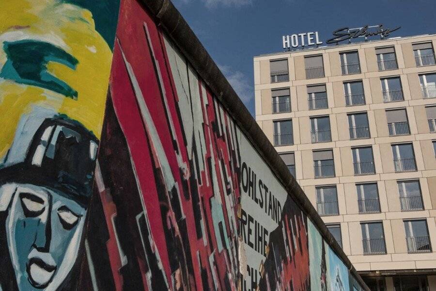 Schulz Hotel Wall at the East Side Gallery facade