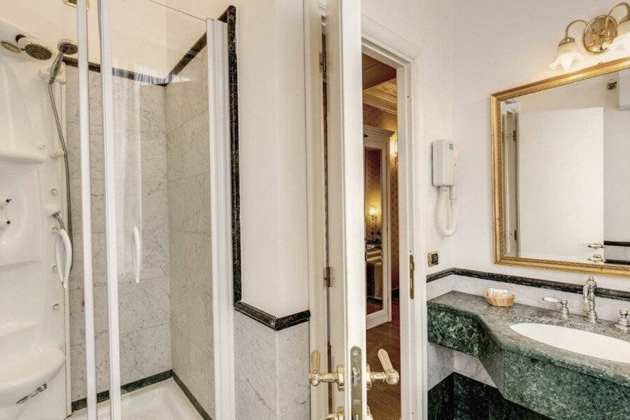 Hotel La Lumiere Di Piazza Di Spagna bathtub