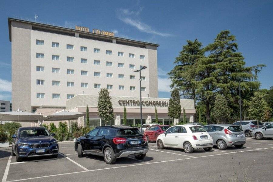 Hotel Cristoforo Colombo facade, parking