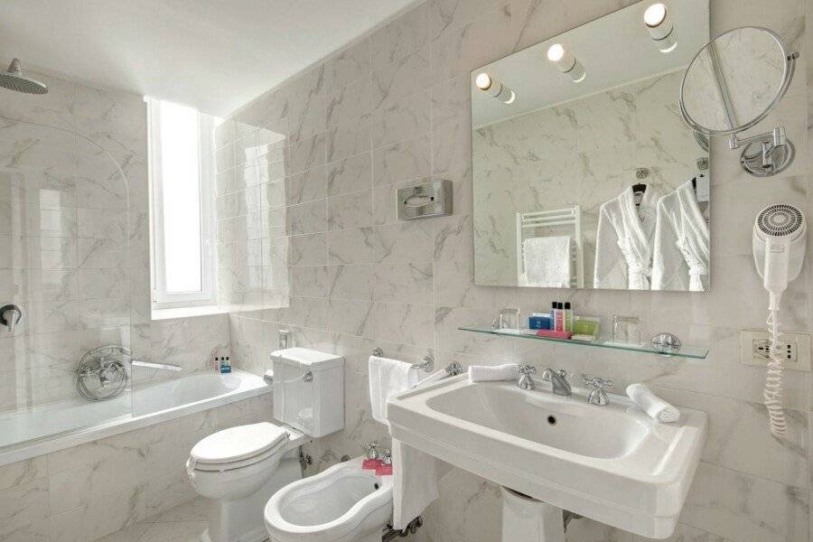 Hotel Quirinale bathtub