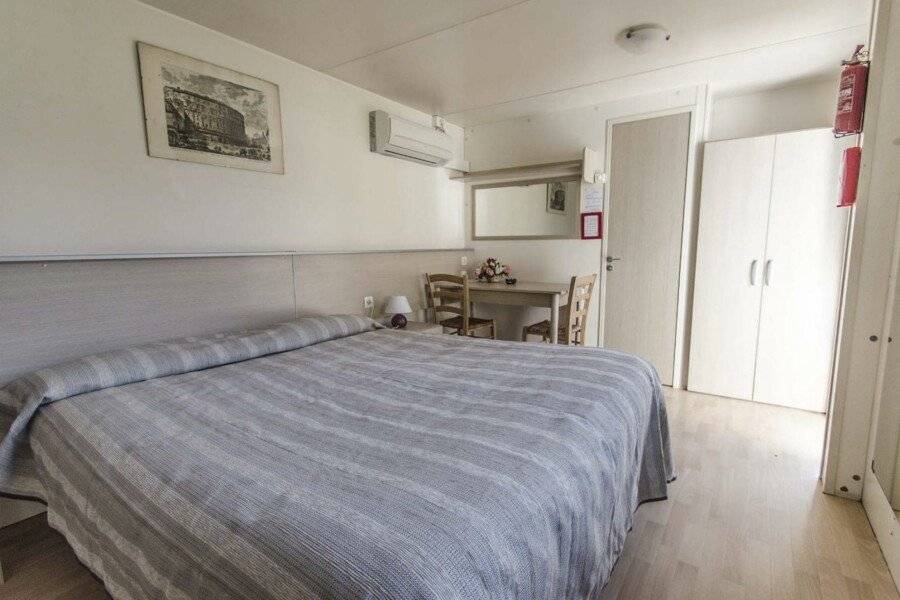 Flaminio Village Bungalow Park hotel bedroom
