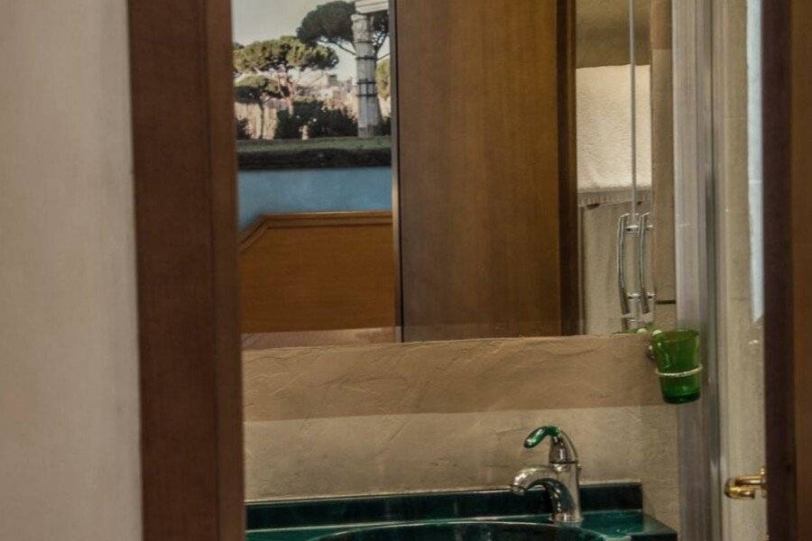 Hotel Kent bathtub