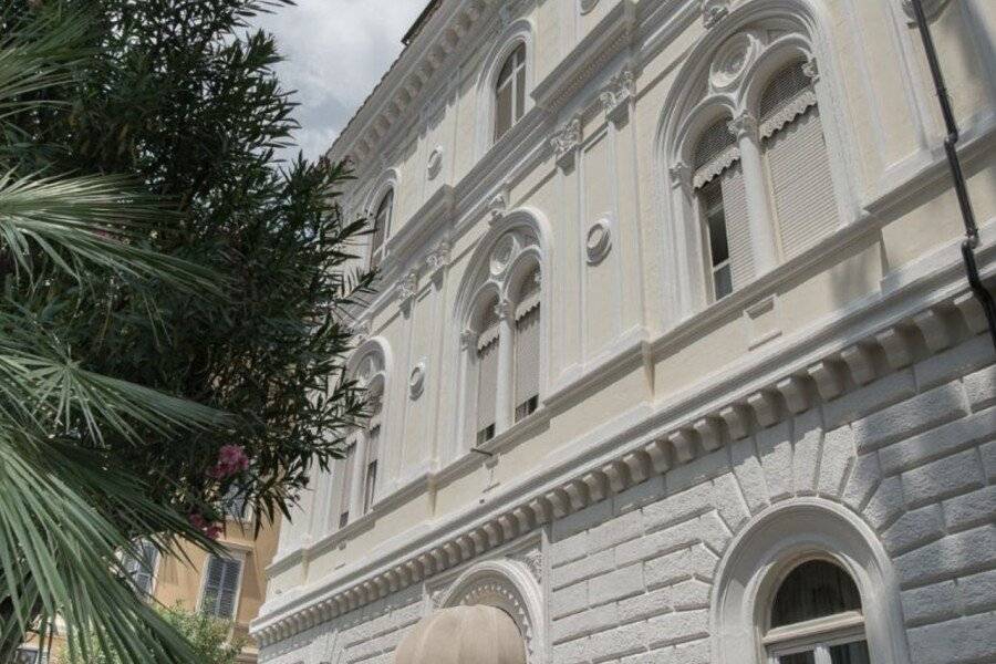 Hotel Villa Delle Rose facade