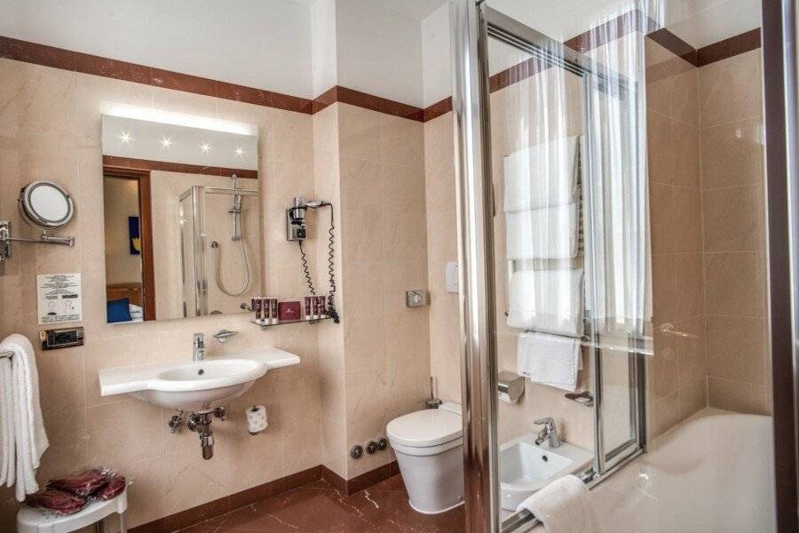 Hotel Diocleziano bathtub