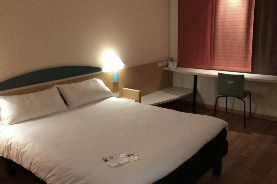 Ibis Roma Fiera hotel bedroom