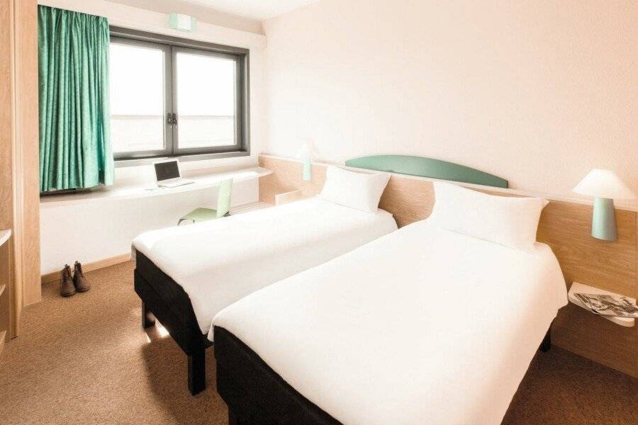 Ibis Roma Fiera hotel bedroom