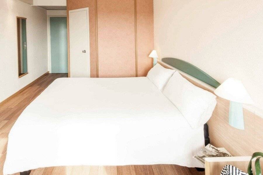 Ibis Roma Fiera hotel bedroom