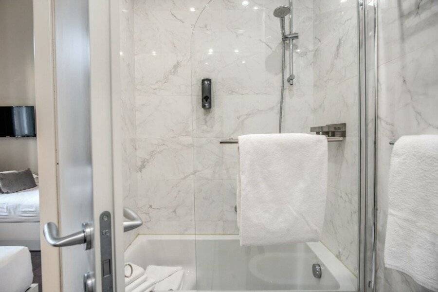 Hotel San Silvestro bathtub, hotel bedroom