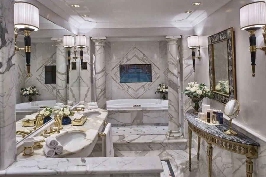 Rome Cavalieri, A Waldorf Astoria Hotel bathtub