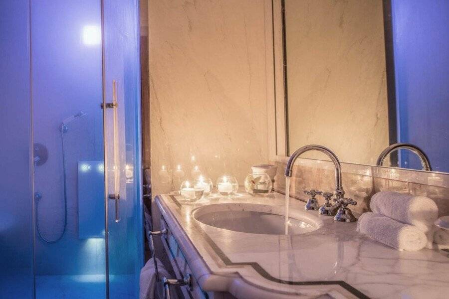 Rome Cavalieri, A Waldorf Astoria Hotel bathtub