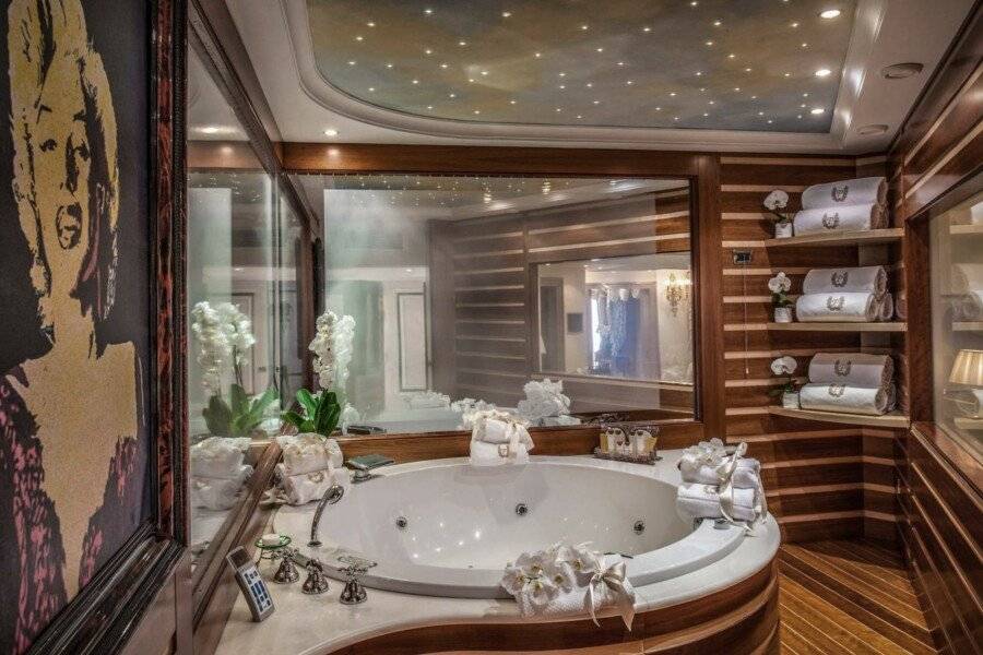 Rome Cavalieri, A Waldorf Astoria Hotel bathtub,jacuzzi