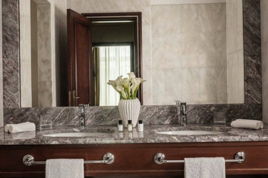 Anantara Palazzo Naiadi Rome Hotel bathtub