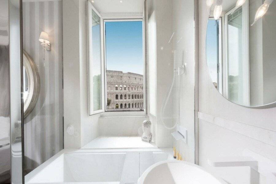 Hotel Palazzo Manfredi – Small Luxury Hotels of the World bathtub,ocean view