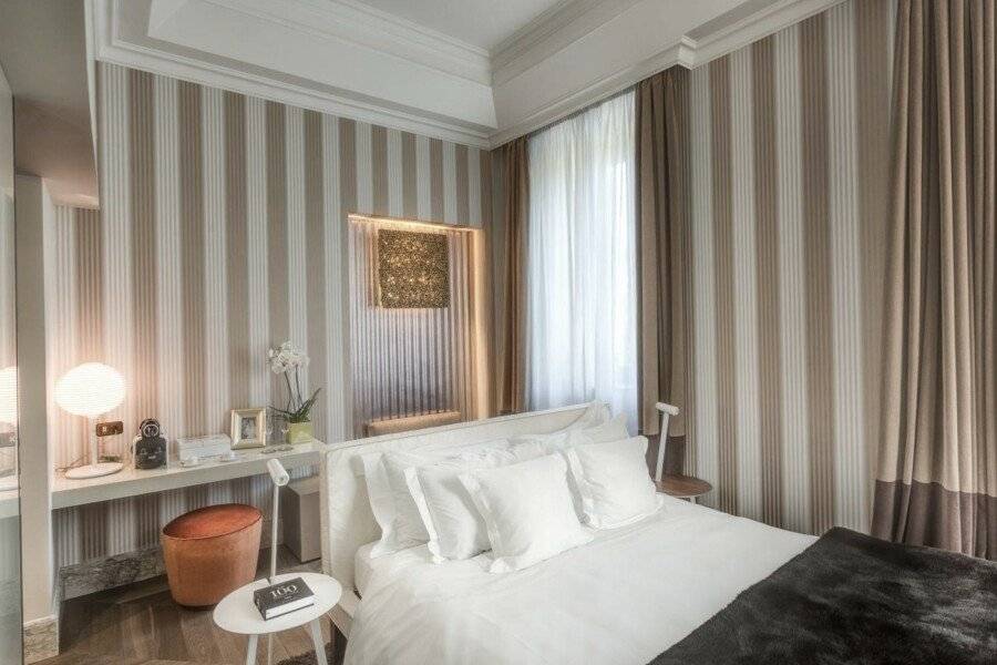 Hotel Palazzo Manfredi – Small Luxury Hotels of the World hotel bedroom