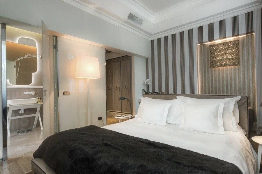 Hotel Palazzo Manfredi – Small Luxury Hotels of the World hotel bedroom