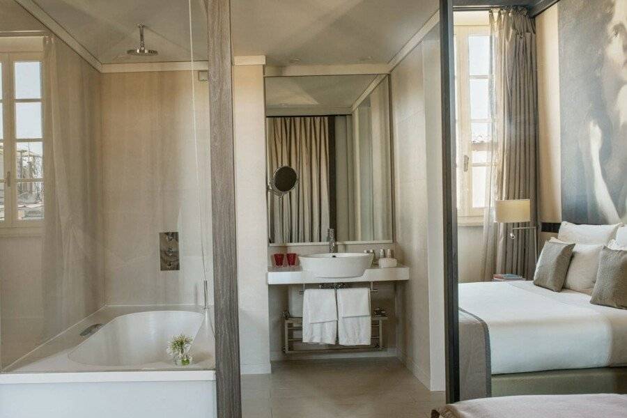 Villa Agrippina Gran Meliá – The Leading Hotels of the World hotel bedroom,bathtub