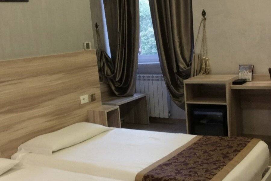 Hotel Rome Love- close to Roma Termini hotel bedroom