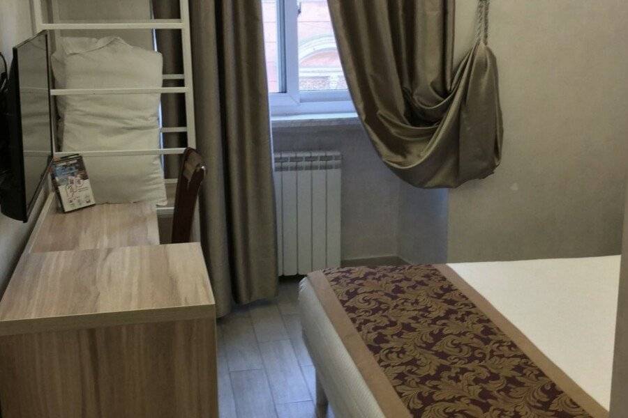 Hotel Rome Love- close to Roma Termini hotel bedroom