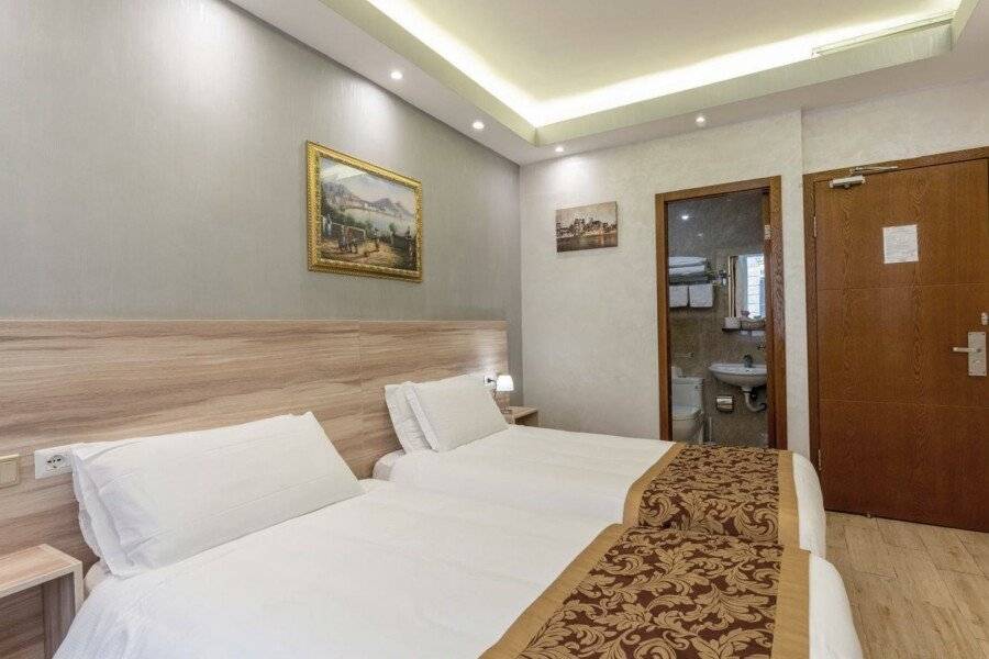 Hotel Rome Love- close to Roma Termini hotel bedroom