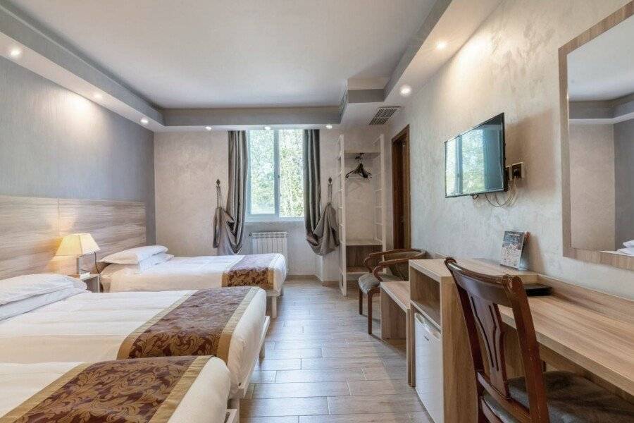 Hotel Rome Love- close to Roma Termini hotel bedroom