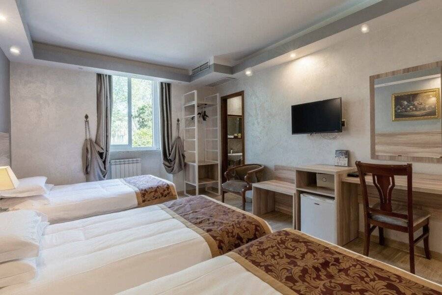 Hotel Rome Love- close to Roma Termini hotel bedroom