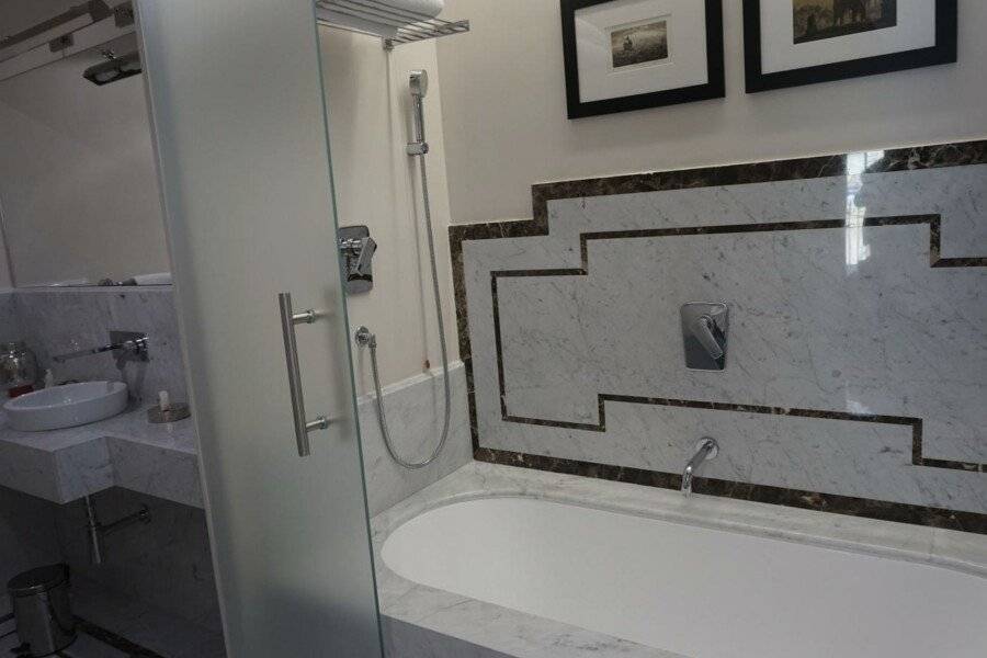 Trevi Palace Luxury Inn bathtub