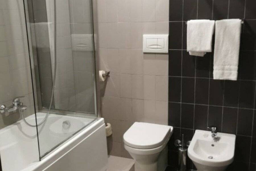 Ibis Styles Roma Eur bathtub