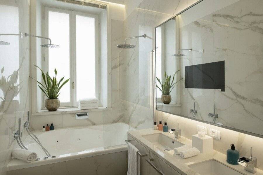 Elizabeth Unique Hotel | a Member of Design Hotels™ bathtub