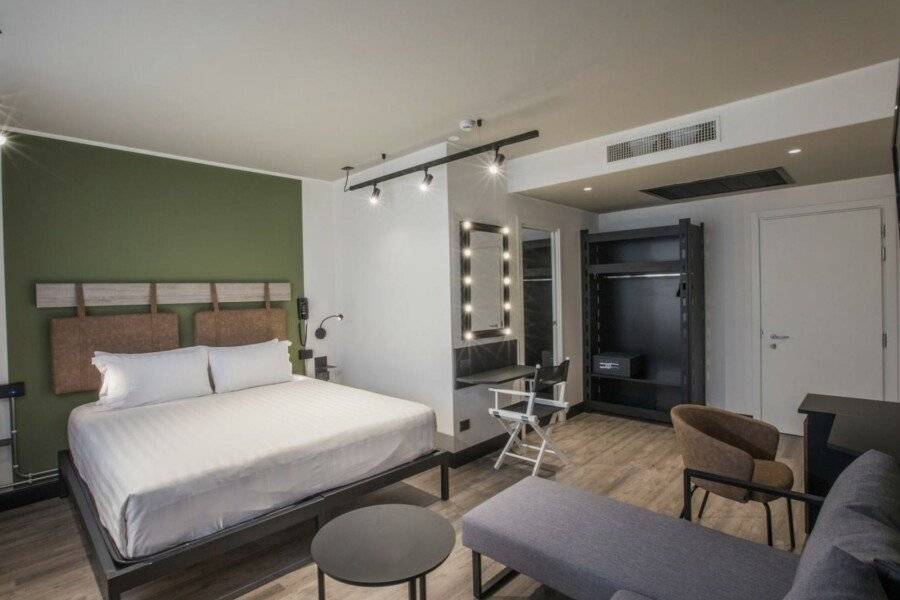 Mercure Roma Cinecitta hotel bedroom