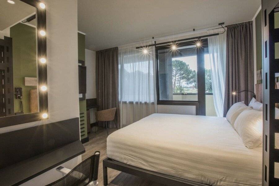 Mercure Roma Cinecitta hotel bedroom