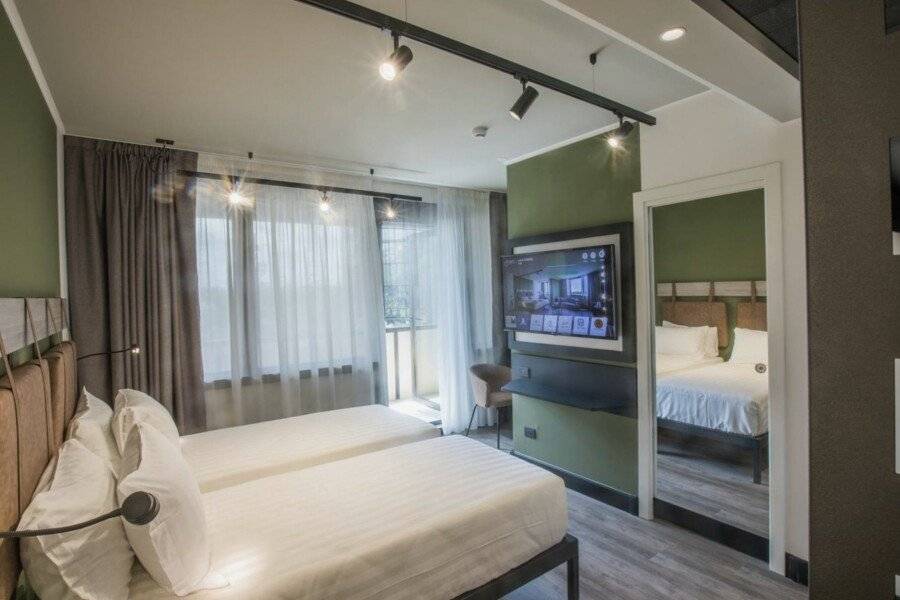 Mercure Roma Cinecitta hotel bedroom