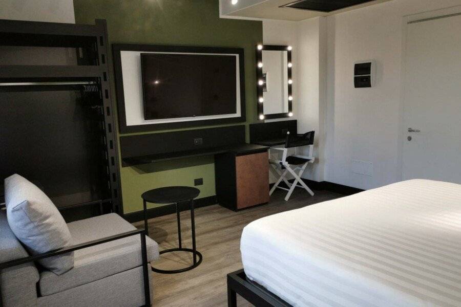 Mercure Roma Cinecitta hotel bedroom